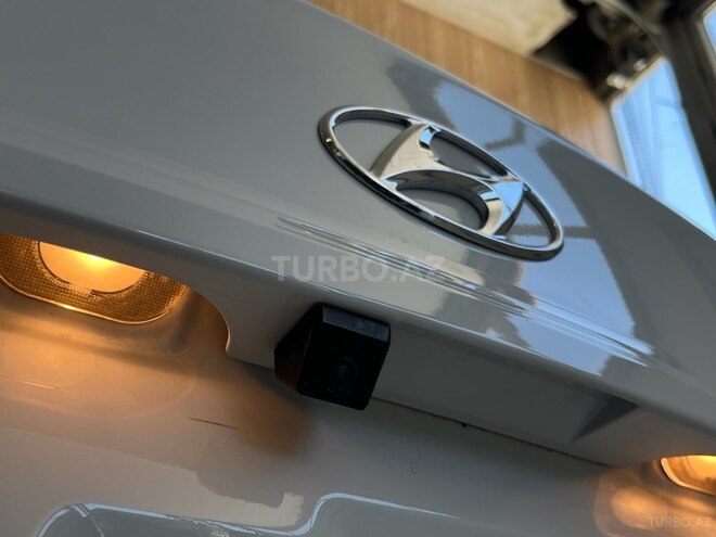Hyundai Accent-15