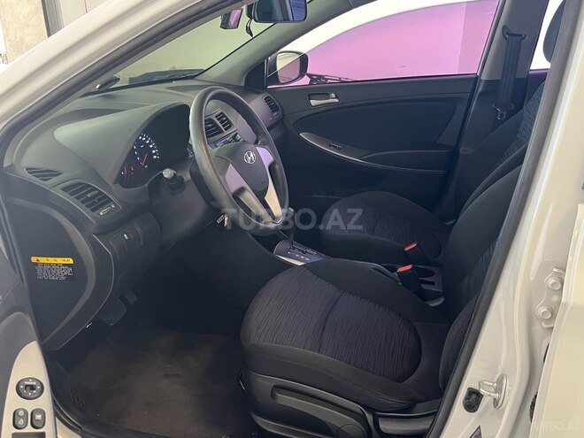 Hyundai Accent-11