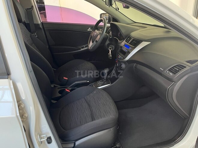 Hyundai Accent-12