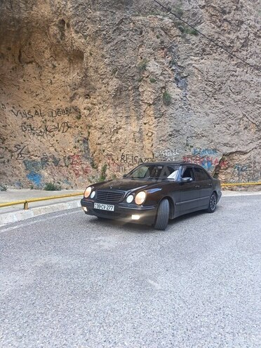 Mercedes E 270-3