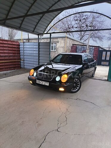 Mercedes E 270-1