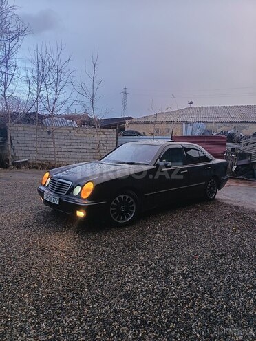 Mercedes E 270-6