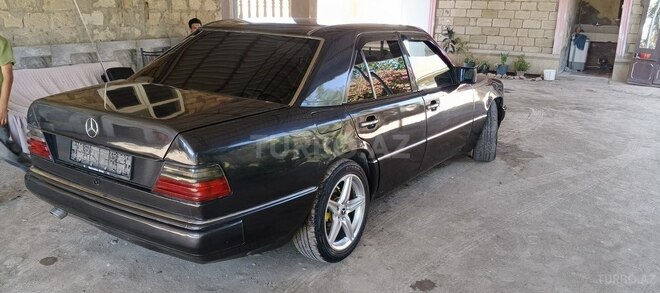 Mercedes 220 E-2
