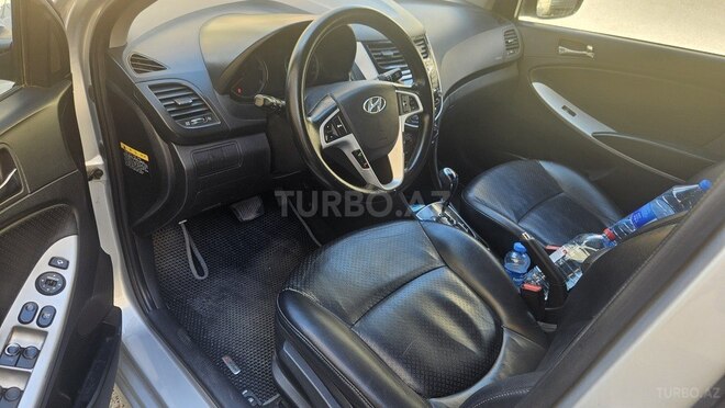Hyundai Accent-11