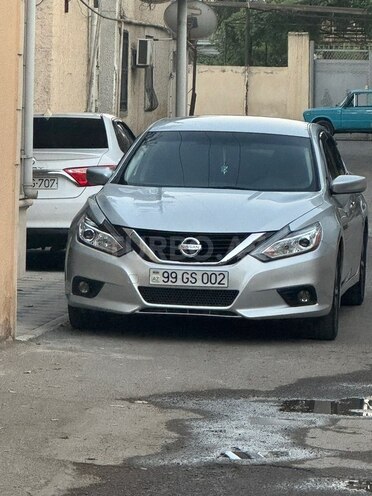 Nissan Altima-1