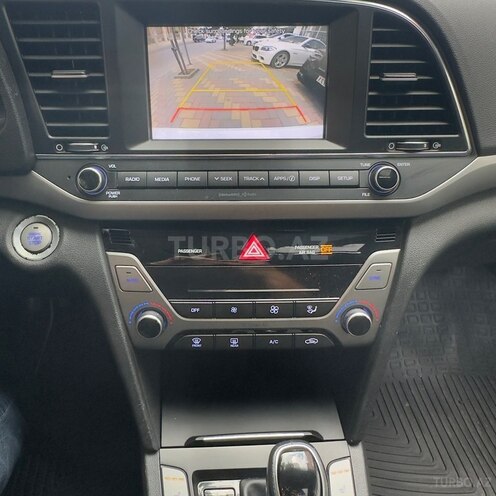 Hyundai Elantra-12