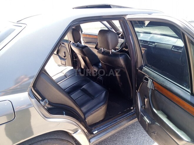 Mercedes E 200-21