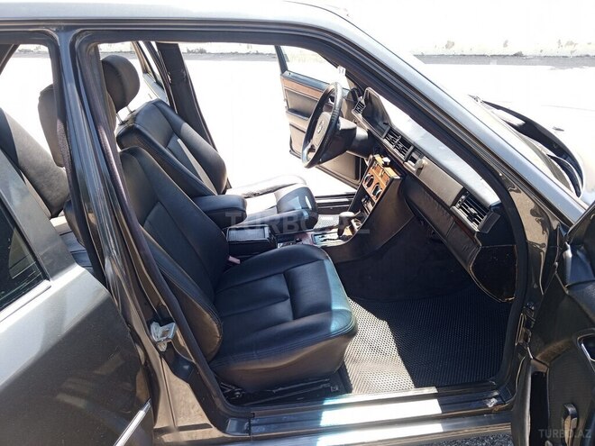 Mercedes E 200-19