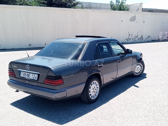 Mercedes E 200-11