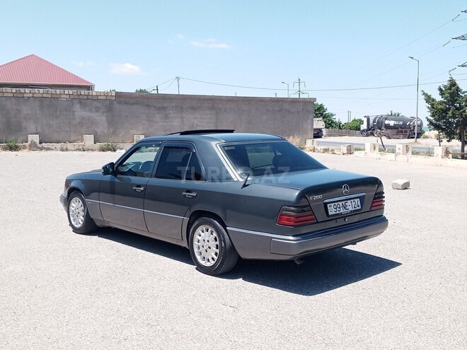 Mercedes E 200-13