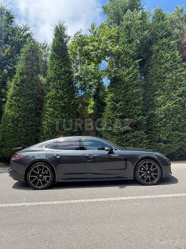 Porsche Panamera-6