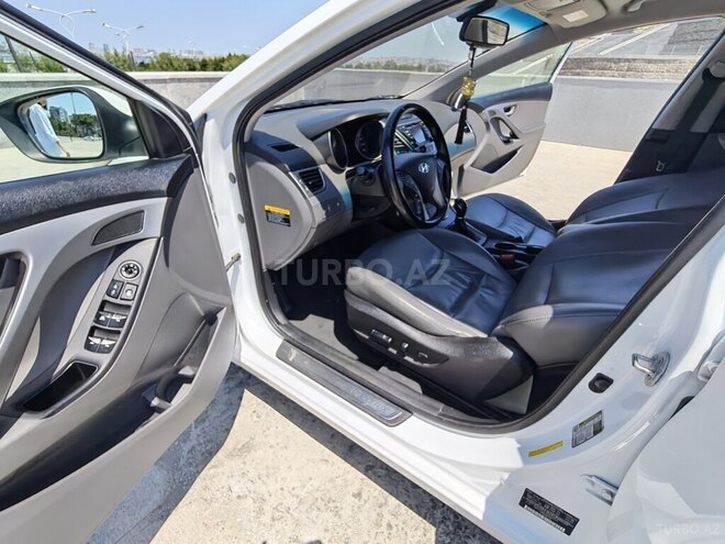 Hyundai Elantra-13