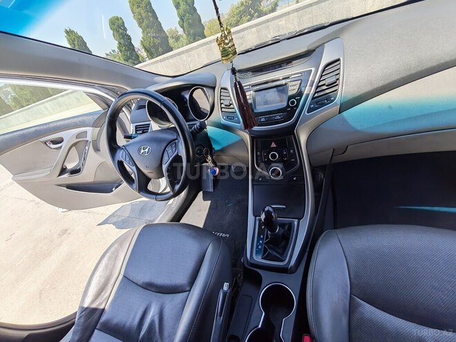 Hyundai Elantra-14