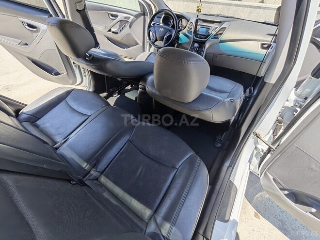 Hyundai Elantra-11