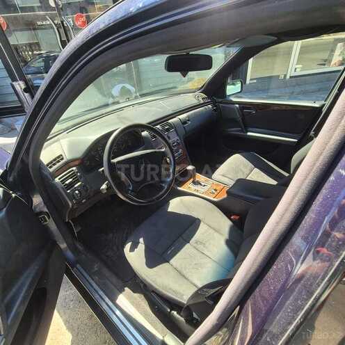 Mercedes E 200-11