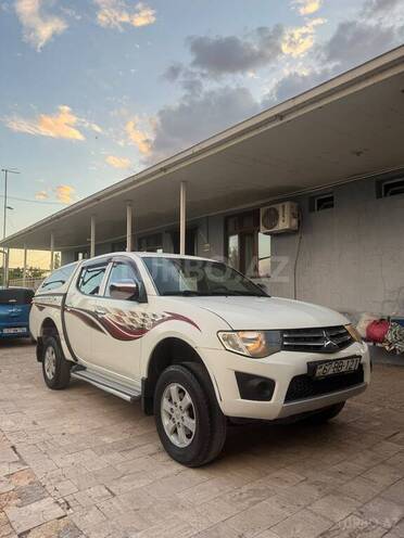 Mitsubishi L200-1