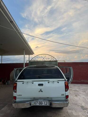 Mitsubishi L200-2