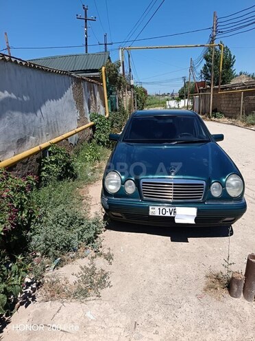 Mercedes E 240-1