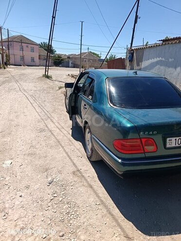 Mercedes E 240-17