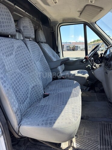 Ford Transit-9