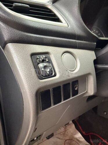 Mitsubishi L200-11
