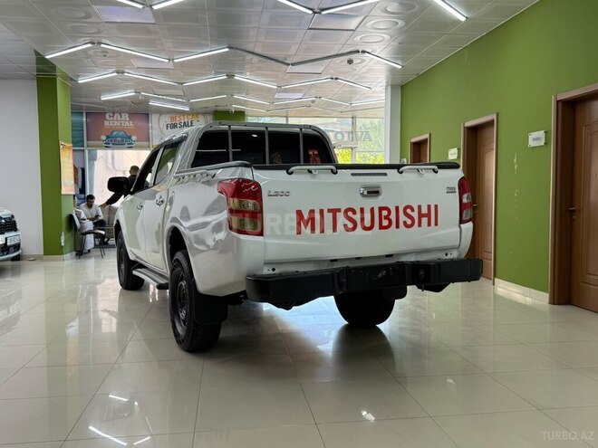 Mitsubishi L200-10