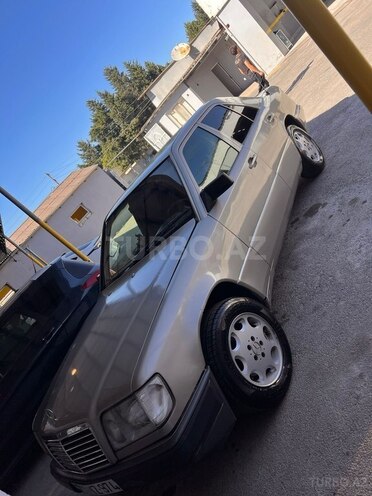 Mercedes E 200-4