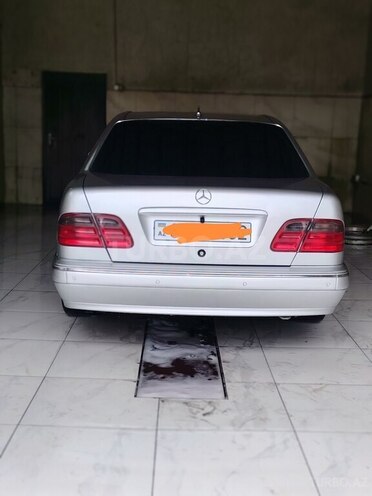 Mercedes E 320-11