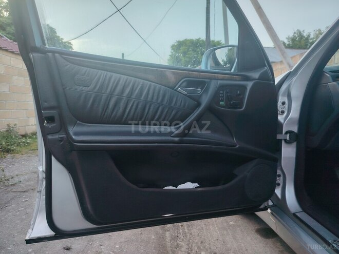 Mercedes E 320-6