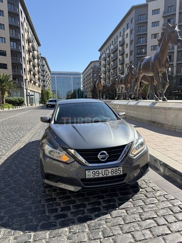 Nissan Altima-1