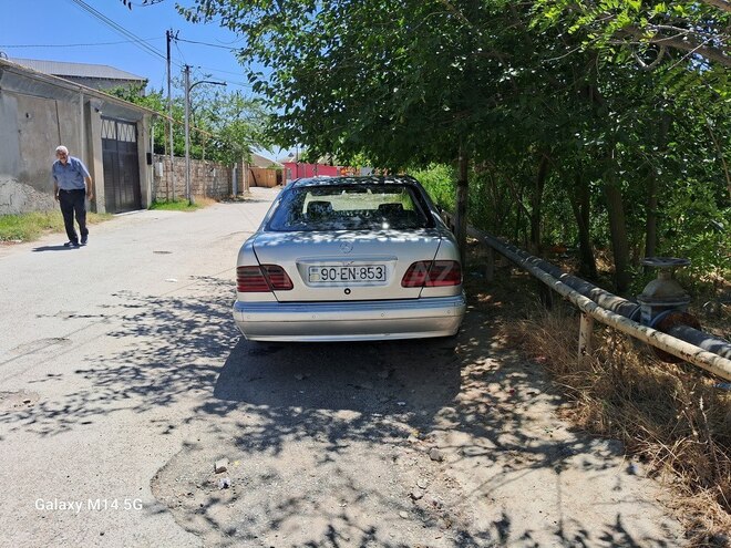 Mercedes E 240-2