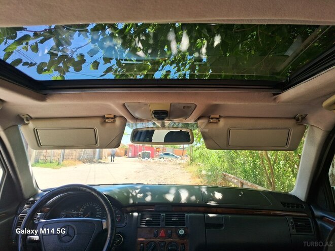 Mercedes E 240-11