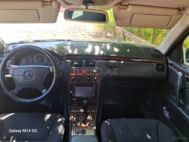 Mercedes E 240-10