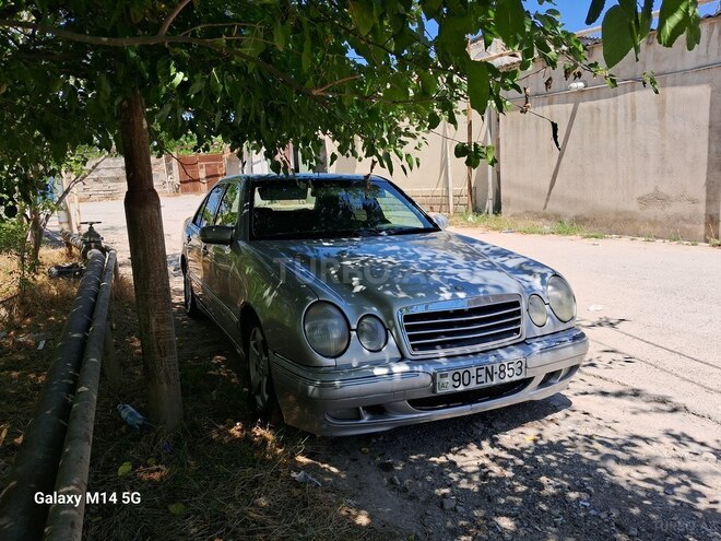 Mercedes E 240-4