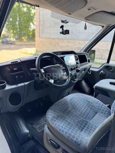 Ford Transit-9