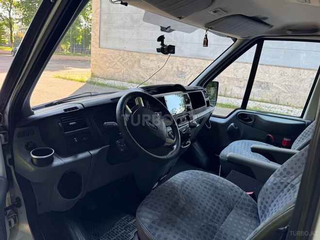 Ford Transit-12
