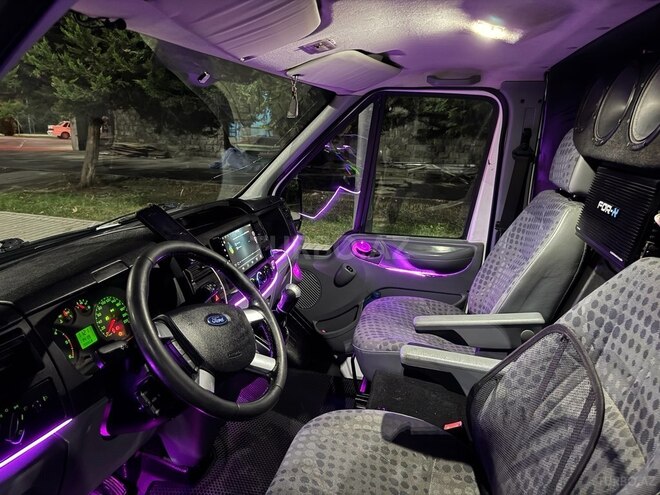 Ford Transit-13