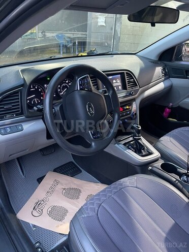 Hyundai Elantra-12