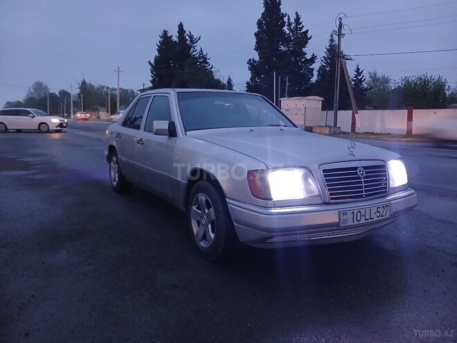 Mercedes 200 D-1