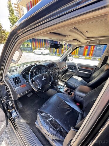 Mitsubishi Pajero-6