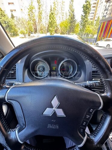 Mitsubishi Pajero-11