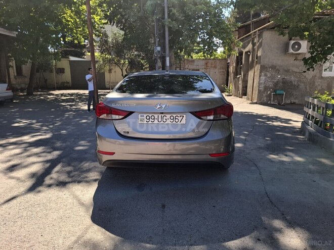 Hyundai Elantra-11