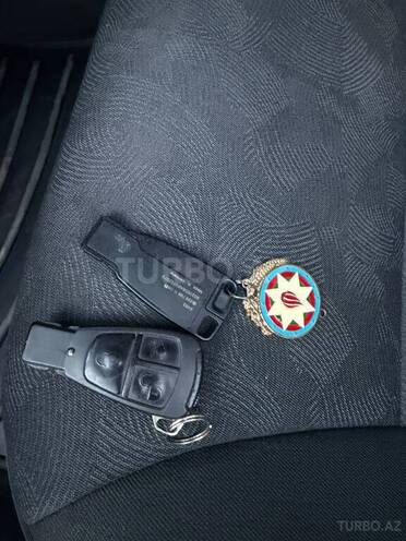 Mercedes E 240-11