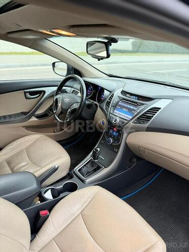 Hyundai Elantra-13