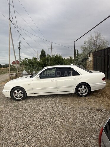 Mercedes E 240-4