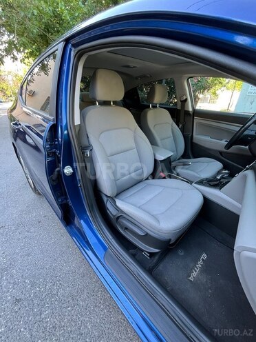 Hyundai Elantra-13