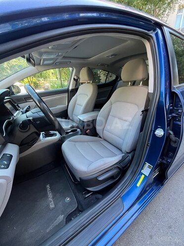 Hyundai Elantra-11
