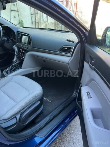 Hyundai Elantra-12