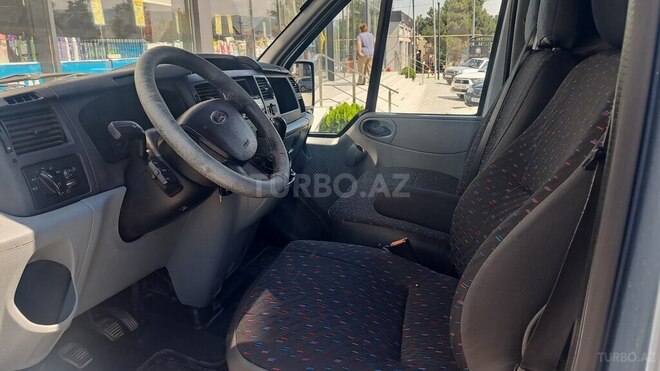 Ford Transit-13