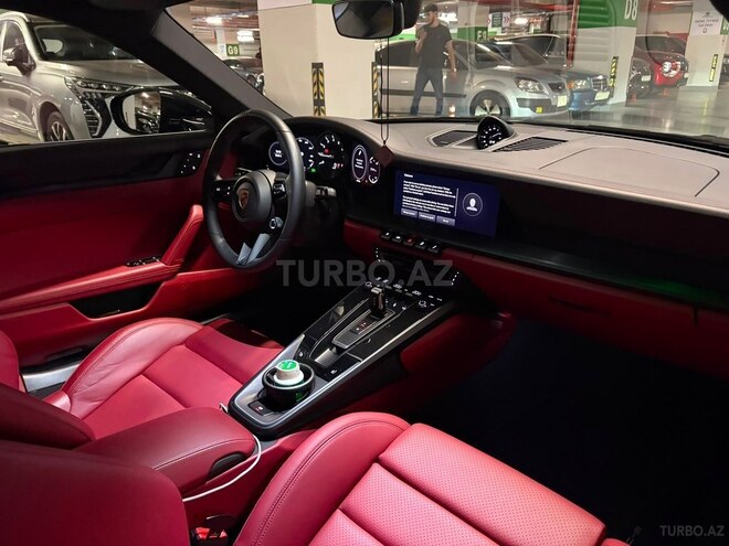 Porsche 911 Carrera GTS-7